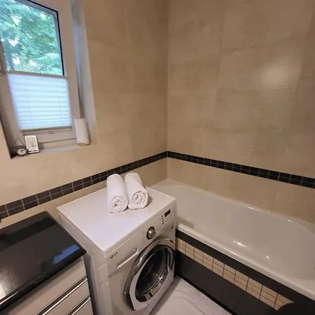 Nad Jeziorem Zamkowym *